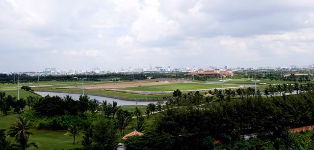 Phần sân A nằm phía đường Tân Sơn và Quang Trung, quận Gò Vấp, 3 sân còn lại đều tiếp giáp với sân bay.