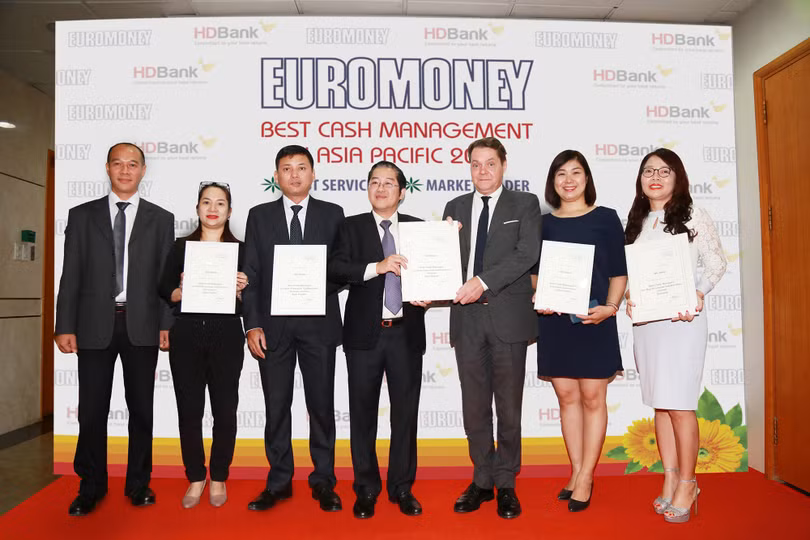 Đại diện HDBANK nhận giải Cash Management 2018 