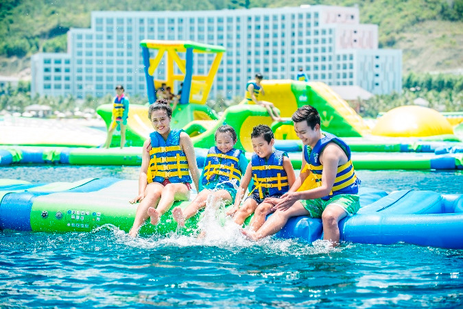 Những du khách ưa thích đắm mình trong làn nước biển mát xanh lại chấm điểm 10 cho khu vực Vịnh Phao Nổi có quy mô lớn nhất thế giới có sức chứa “khủng” lên đến 700 người cùng một lúc, với những toà “lâu đài” khổng lồ giữa biển cho bạn thoả sức chạy đà, nhún nhảy, trượt cầu, bơi lội.