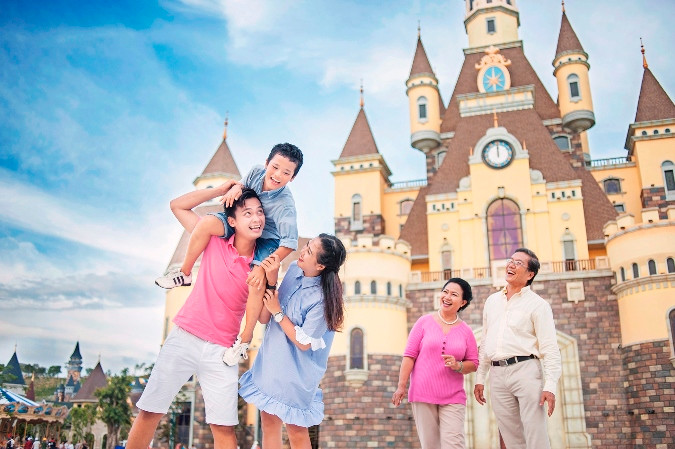 Quảng Trường Thần Thoại gây ấn tượng với hàng loạt toà lâu đài rực rỡ sắc màu, mang đến cảm giác huyền hoặc như đang “lạc bước” ở Châu Âu.