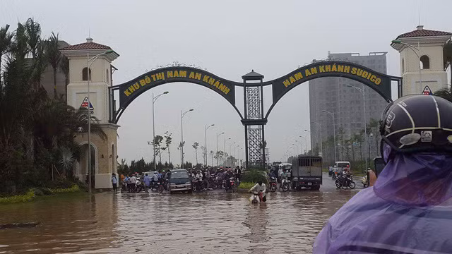 Nhiều khu đô thị chìm trong biển nước sau cơn mưa lớn ở Hà Nội.Ảnh Tri thức trẻ