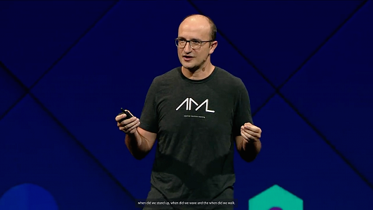 Joaquin Quinonero Candela, Giám đốc nhóm Máy học Ứng Dụng của Facebook, thuyết trình tại hội nghị phát triển F8 2017 của Facebook. 