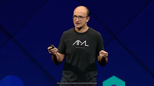 Joaquin Quinonero Candela, Giám đốc nhóm Máy học Ứng Dụng của Facebook, thuyết trình tại hội nghị phát triển F8 2017 của Facebook. 