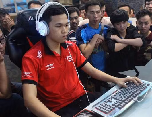 Chim Sẻ Đi Nắng (Nguyễn Đức Bình) khuất phụcShenlong (Thần Long) trong trận chung kết . Ảnh: GameTV.