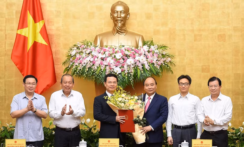 Thủ tướng Nguyễn Xuân Phúc trao Quyết định giao quyền Bộ trưởng Bộ Thông tin và Truyền thông cho ông Nguyễn Mạnh Hùng - Ảnh: VGP/Quang Hiếu