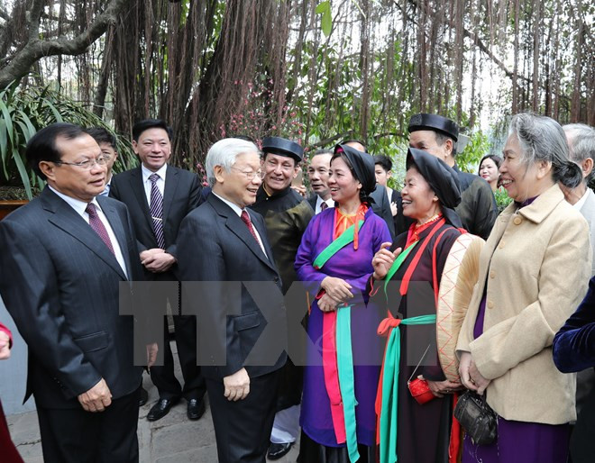 Tổng Bí thư đi xe buýt, bách bộ quanh hồ Gươm sáng mùng Một Tết ảnh 13