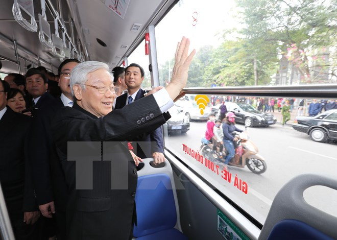 Tổng Bí thư đi xe buýt, bách bộ quanh hồ Gươm sáng mùng Một Tết ảnh 7