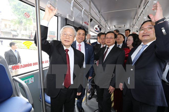 Tổng Bí thư đi xe buýt, bách bộ quanh hồ Gươm sáng mùng Một Tết ảnh 9