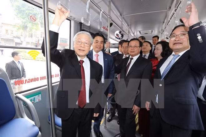Tổng Bí thư đi xe buýt, bách bộ quanh hồ Gươm sáng mùng Một Tết ảnh 9