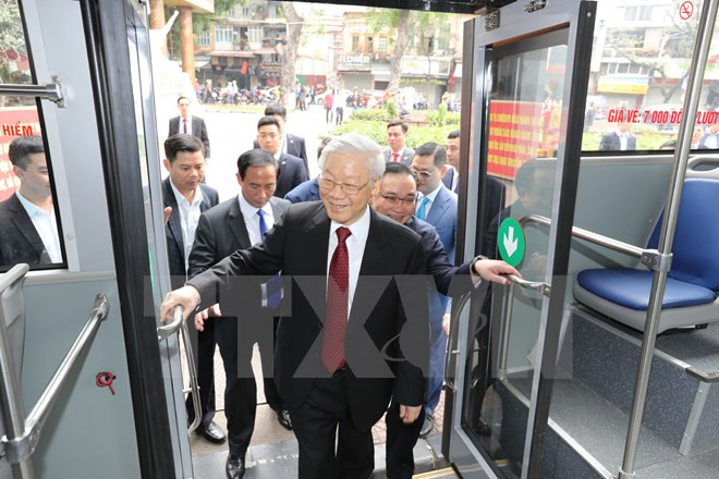 Tổng Bí thư đi xe buýt, bách bộ quanh hồ Gươm sáng mùng Một Tết ảnh 8