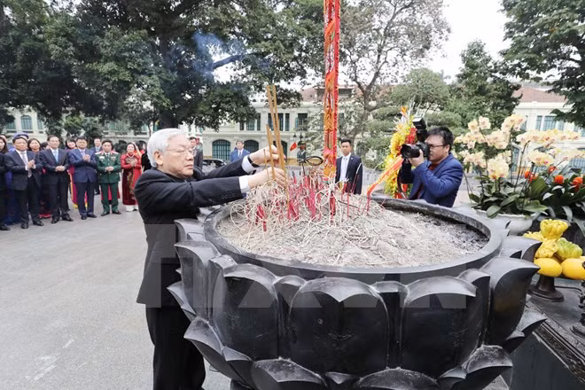 Tổng Bí thư đi xe buýt, bách bộ quanh hồ Gươm sáng mùng Một Tết ảnh 1