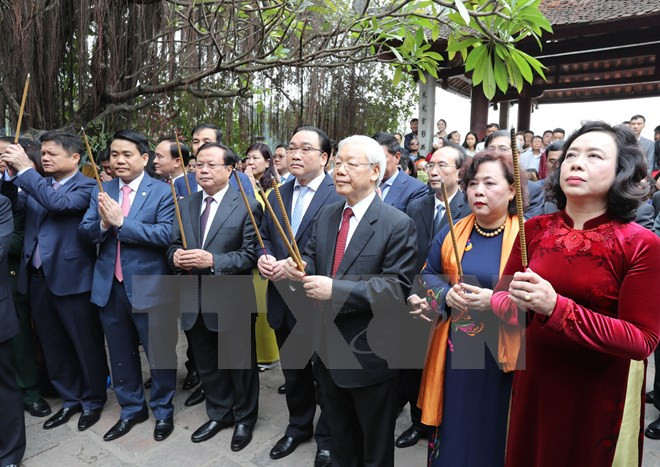 Tổng Bí thư đi xe buýt, bách bộ quanh hồ Gươm sáng mùng Một Tết ảnh 2