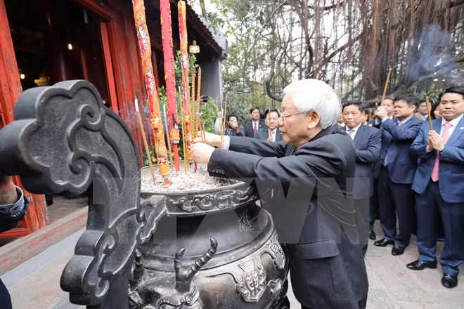 Tổng Bí thư đi xe buýt, bách bộ quanh hồ Gươm sáng mùng Một Tết ảnh 3