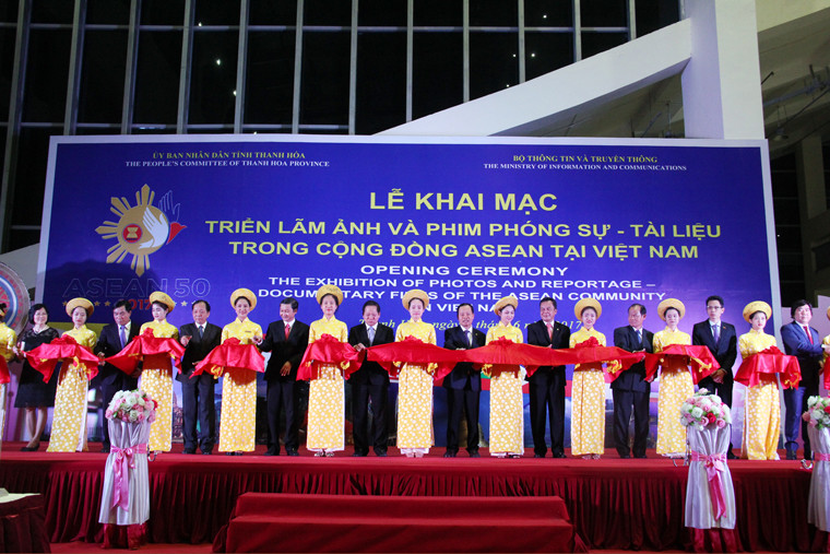 Một số hình ảnh tại Lễ khai mạc triển lãm: