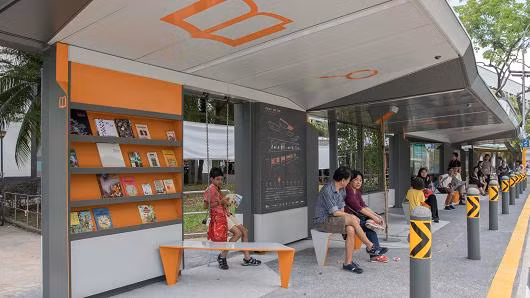 Người chờ xe buýt có thể truy cập Wi-Fi miễn phí, chọn lấy một cuốn sách và đọc, tải e-book ...