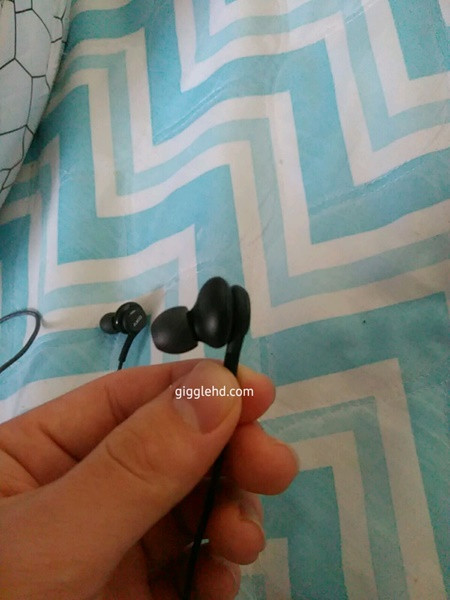 Ảnh thực thế tai nghe AKG của Galaxy S8 ảnh 4