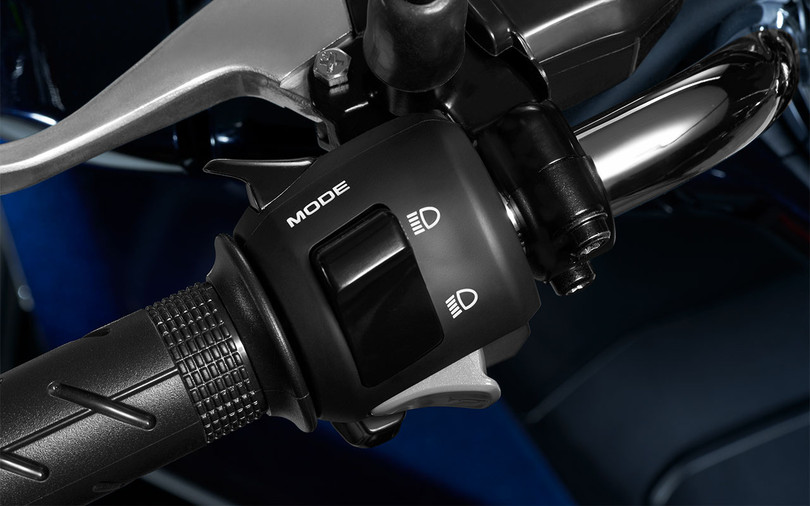 Nút chuyển các chế độ lái được chuyển đổi một cách đơn giản bằng công tắc trên tay lái bên trái.