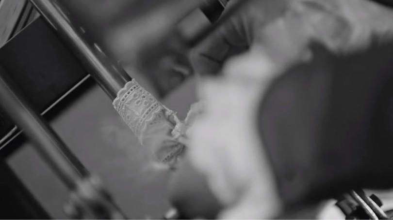 Chuyến hành trình trên chiếc xe nguyên mẫu Benz Patent-Motorwagen đã gặp một số trục trặc về cơ khí nhưng Bertha Benz đã sửa chữa như một thợ máy thực thụ. (Ảnh từ video) Chuyến hành trình trên chiếc xe nguyên mẫu Benz Patent-Motorwagen đã gặp một số trục trặc về cơ khí nhưng Bertha Benz đã sửa chữa như một thợ máy thực thụ. (Ảnh từ video)