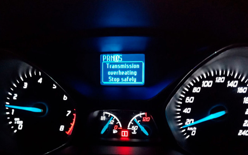 Tình trạng hộp số quá nhiệt và thông báo dừng lại để đảm bảo an toàn (Ảnh: NVCC)