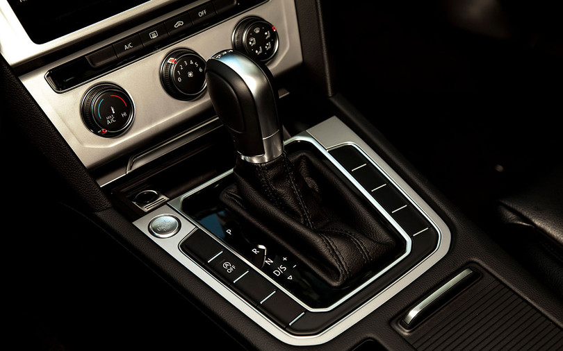 Hộp số tự động 7 cấp ly hợp kép DSG với cần số bọc da.