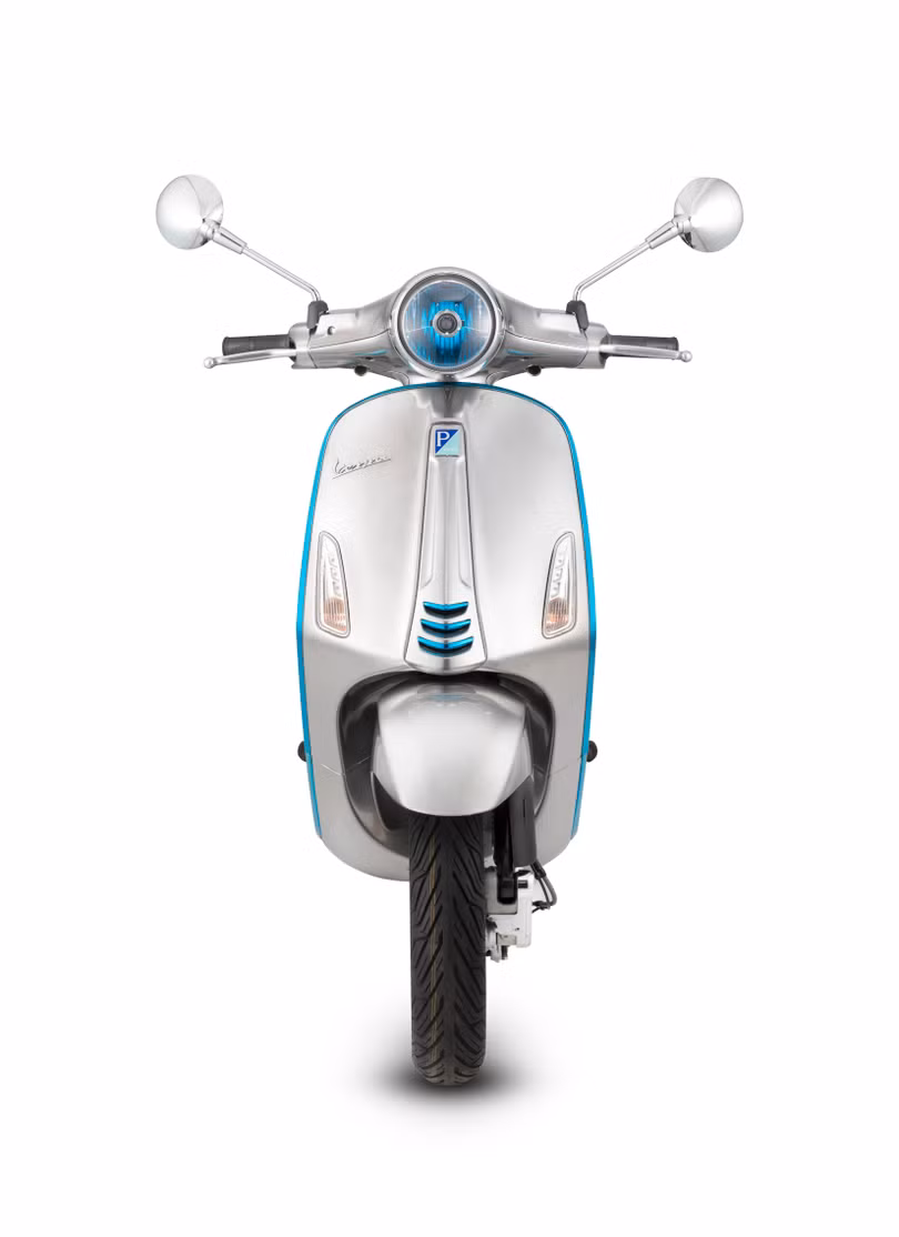 Điểm nhấn của phiên bản chạy điện Vespa Electtrica là các đường trang trí cách điệu màu xanh tượng trưng cho công nghệ động cơ "sạch" đang dần trở thành xu hướng của tương lai.