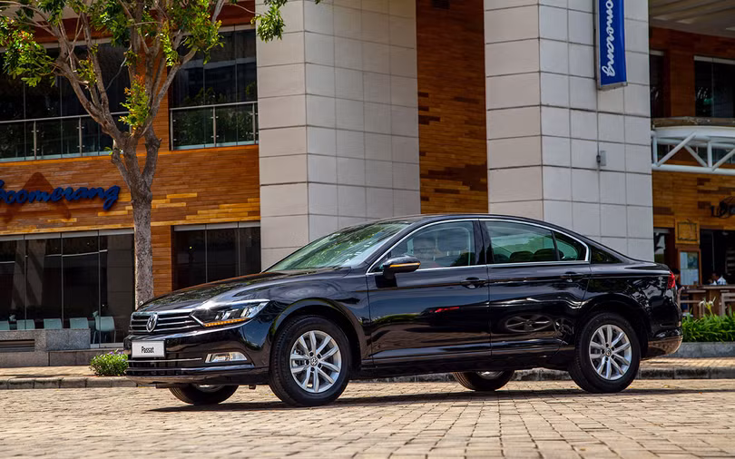 VW Passat BlueMotion Comfort 2018 có thêm màu ngoại thất đen ánh kim.