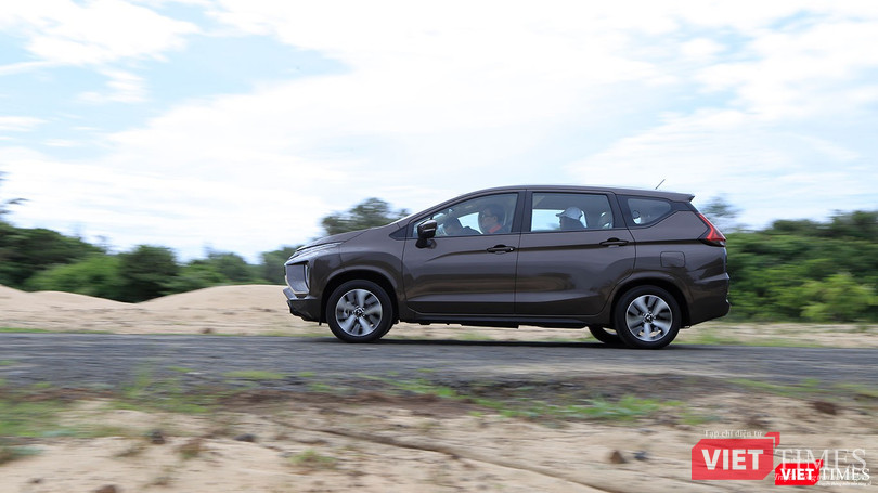 Mitsubishi Xpander có khoảng sáng gầm xe 205 mm, có khả năng đi qua vùng ngập nước với khoảng cách 400-500 mm.