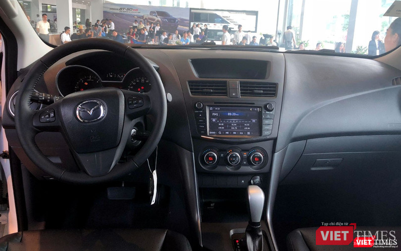 Tại Việt Nam, Mazda BT-50 2018 lần đầu tiên được trang bị màn hình DVD trung tâm và camera lùi trên gương chiếu hậu