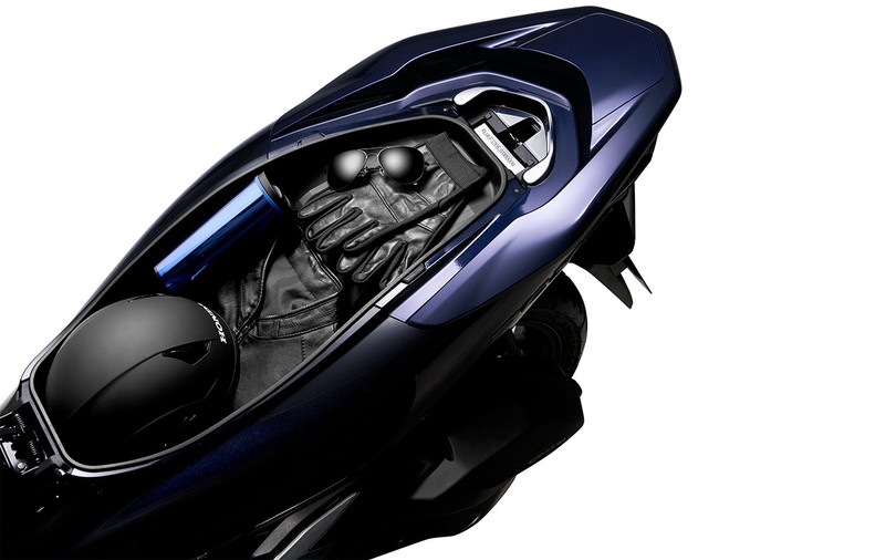 Dung tích cốp chứa đồ của Honda PCX Hybrid chỉ còn 23,3 lít.