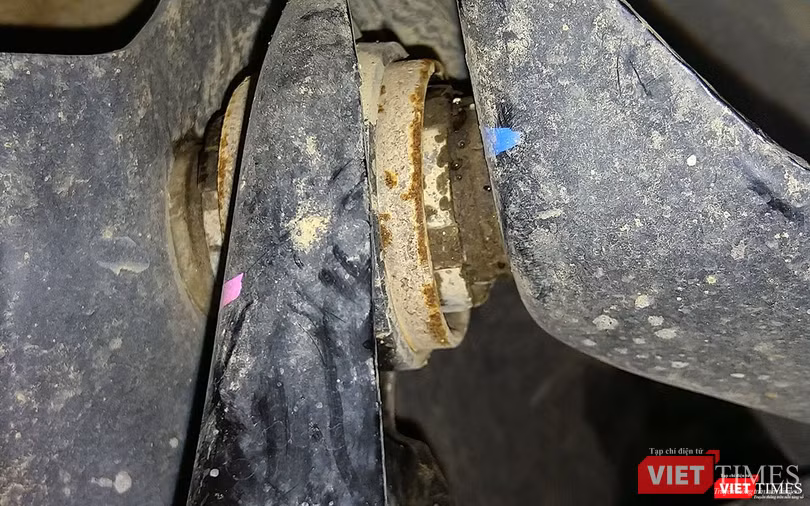 Một chi tiết khác cũng bị gỉ sét nằm ở khu vực thanh giằng với khung gầm của xe