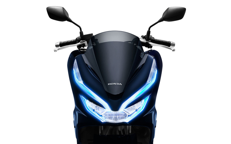 Màu xanh lam được sử dụng trong chóa đèn của dải đèn định vị LED cùng logo HYBRID