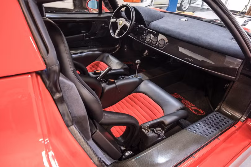 Chiếc xe của Mike Tyson mới chạy 9.160 km. Siêu xe của nhà cựu vô địch được miêu tả là trong tình trạng gần như mới. Mọi chi tiết trên xe đều hoàn hảo, không một vết trầy xước.