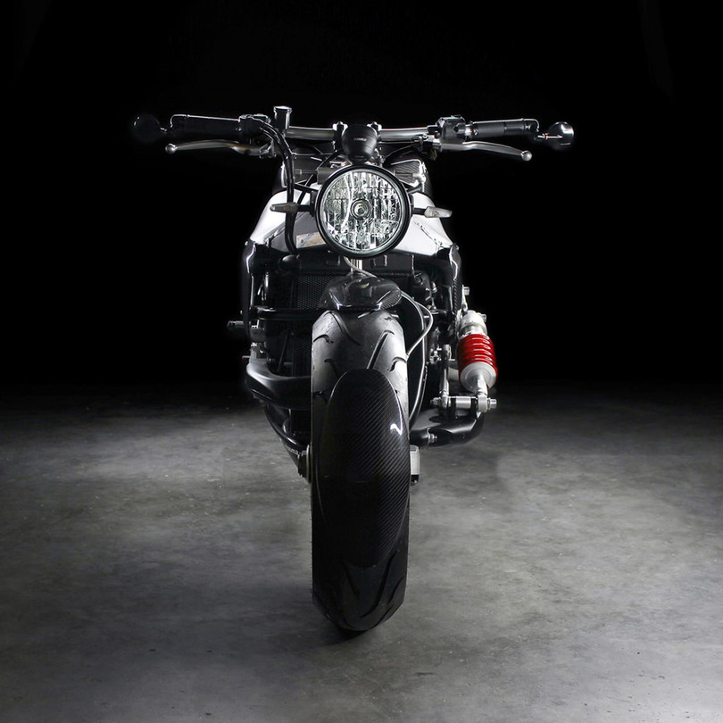 Một số nâng cấp khác của sản phẩm độ độc đáo này gồm bộ phanh Brembo và một số chi tiết sử dụng sản phẩm của Rizoma. Tay lái được thiết kế dạng thanh thẳng, gắn gương chiếu hậu. Một số nâng cấp khác của sản phẩm độ độc đáo này gồm bộ phanh Brembo và một số chi tiết sử dụng sản phẩm của Rizoma. Tay lái được thiết kế dạng thanh thẳng, gắn gương chiếu hậu.