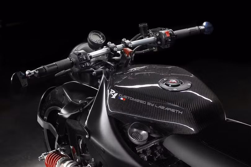 Nhiều bộ phận của sản phẩm độ được Lazareth chế tạo từ sợi carbon. Lớp vỏ bọc bên ngoài bình xăng cũng được làm từ loại vật liệu này, tuy nhiên phần lõi được làm từ nhôm. Nhiều bộ phận của sản phẩm độ được Lazareth chế tạo từ sợi carbon. Lớp vỏ bọc bên ngoài bình xăng cũng được làm từ loại vật liệu này, tuy nhiên phần lõi được làm từ nhôm.