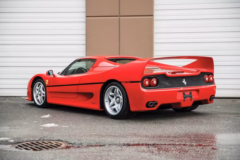 Nhưng chiếc xe này còn đặc biệt hơn nữa bởi chủ sở hữu của nó là một người nổi tiếng - ngôi sao quyền anh Mike Tyson.