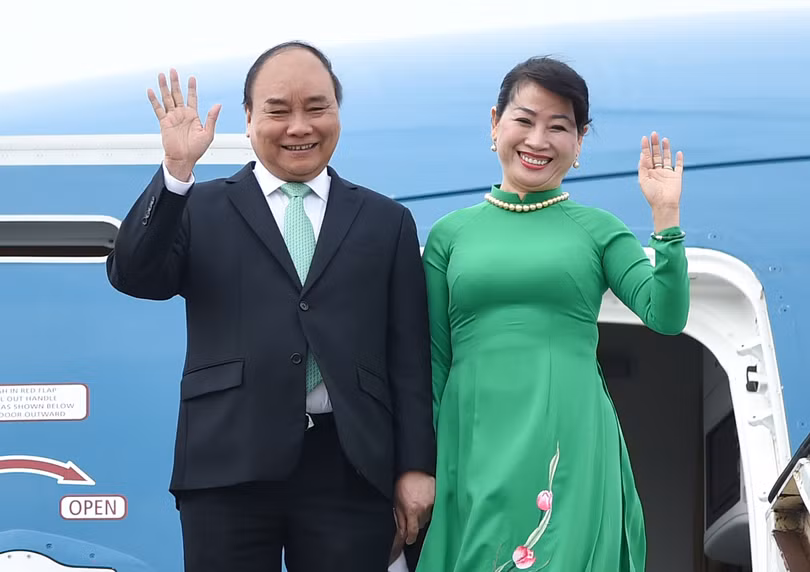 Thủ tướng Nguyễn Xuân Phúc và Phu nhân tại sân bay Schiphol Amsterdam. - Ảnh: VGP/Quang Hiếu