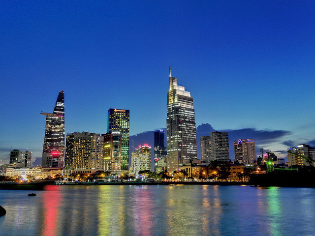 Đêm Sài Gòn huyền ảo thể hiện khả năng chụp phơi sáng của nova 2i (Ảnh: Tôn Đạt) 