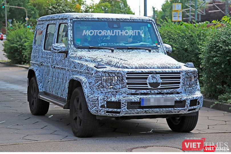 Mercedes-Benz G-Class thế hệ mới bị tóm gọn khi đang chạy thử nghiệm (Ảnh: motorauthority)