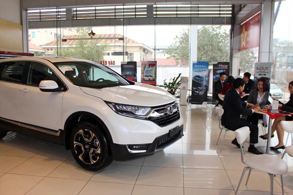 Mẫu CR-V mới được trưng bày tại một showroom Honda tại Hà Nội (Ảnh:Nikkei Asian)