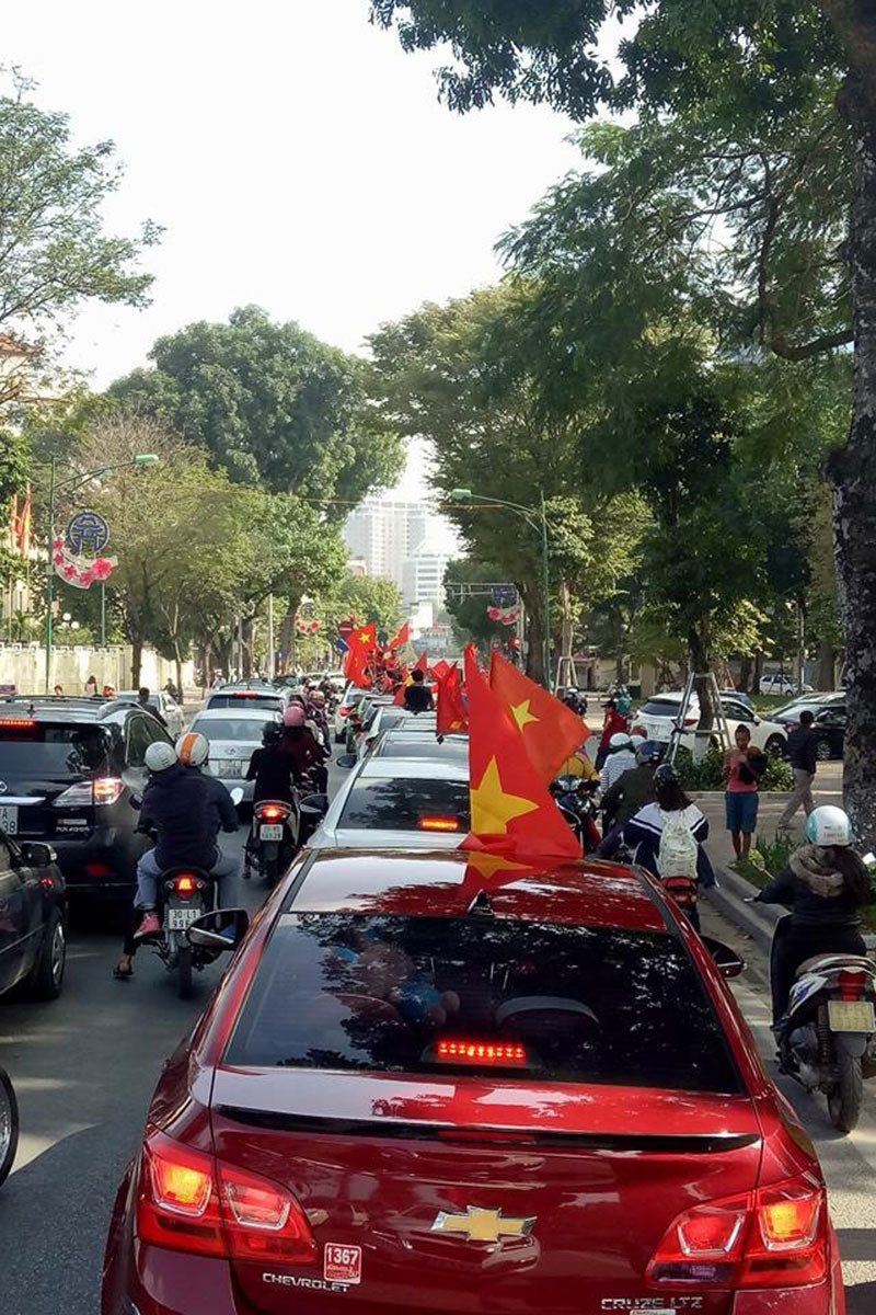 Đoàn xe diễu hành qua các tuyến phố chính của Hà Nội