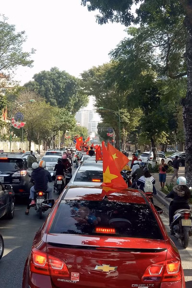 Đoàn xe diễu hành qua các tuyến phố chính của Hà Nội