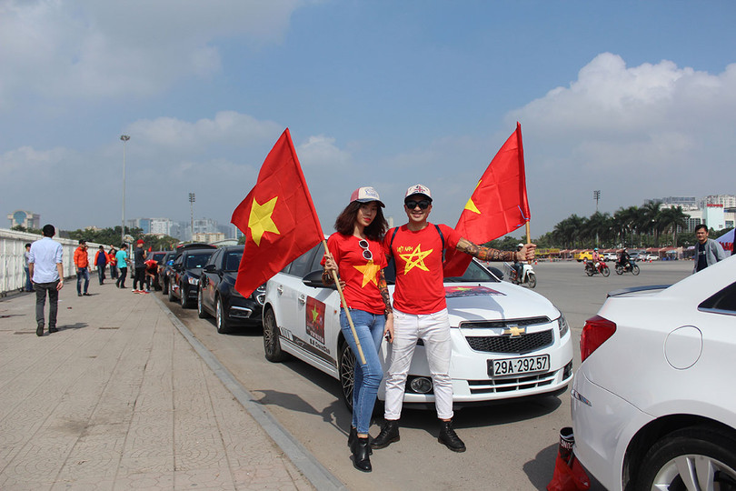 Kết thúc buổi diểu hành, các thành viên của Cruze Club lại tập trung về SVĐ Mỹ Đình để cùng cổ vũ nhiệt tình cho trận đấu bán kết