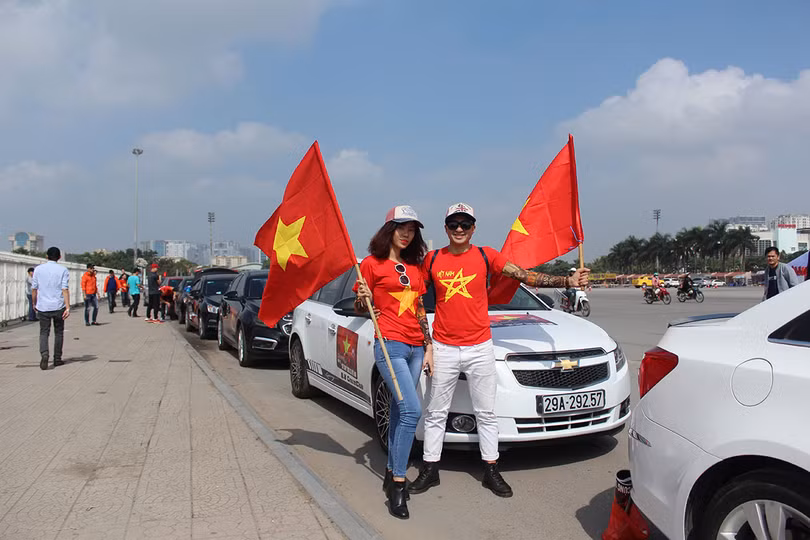 Kết thúc buổi diểu hành, các thành viên của Cruze Club lại tập trung về SVĐ Mỹ Đình để cùng cổ vũ nhiệt tình cho trận đấu bán kết