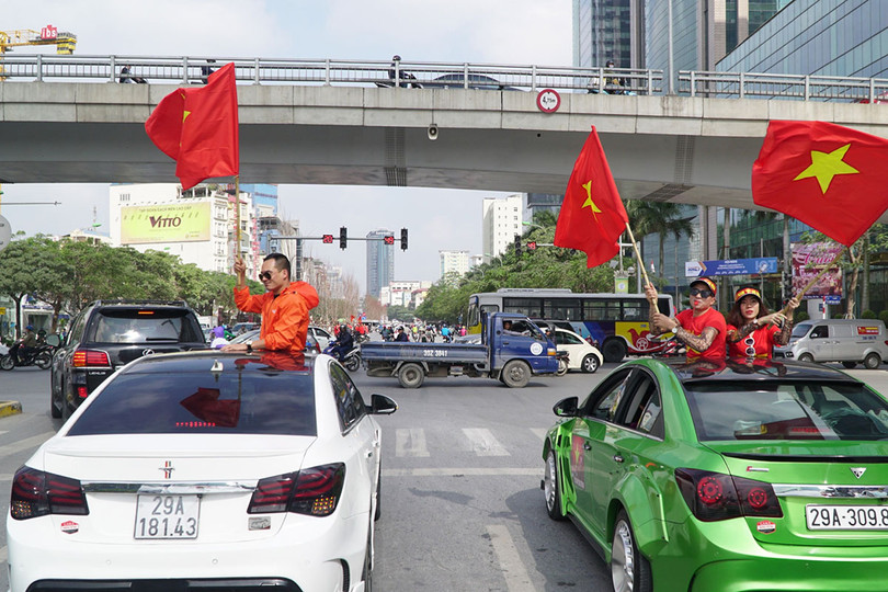 Hàng chục Chervolet Cruze cùng diễu hành truyền lửa cho U23 Việt Nam ảnh 5