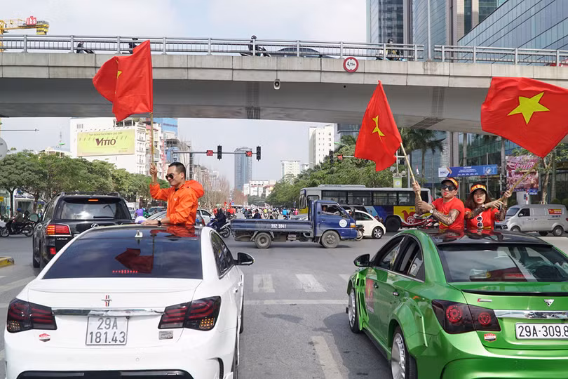 Hàng chục Chervolet Cruze cùng diễu hành truyền lửa cho U23 Việt Nam ảnh 5