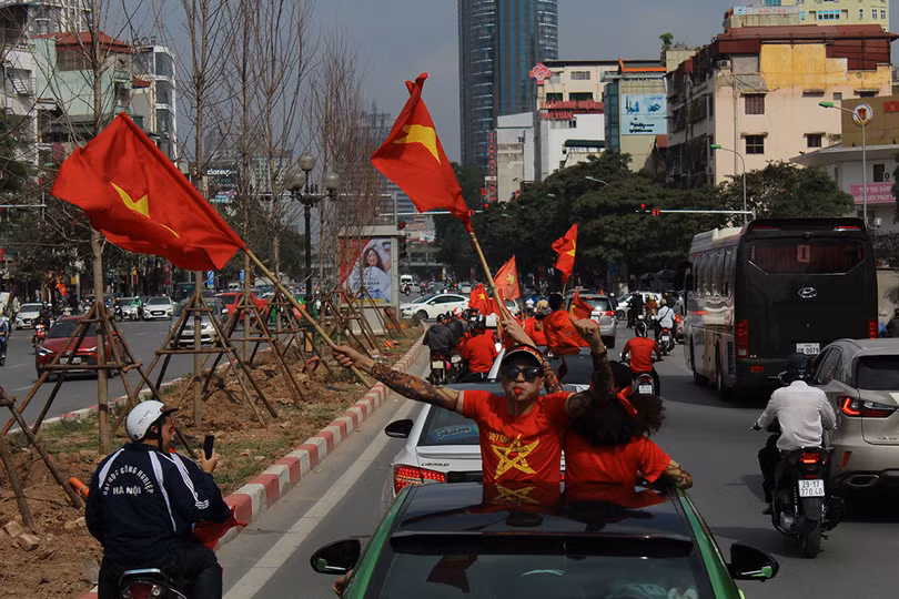 Các thành viên Cruze Club háo hức chờ đón trận bóng 