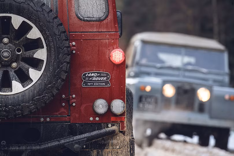 Kỷ niệm 70 năm, Land Rover ra mắt Defender Works V8 bản đặc biệt ảnh 1