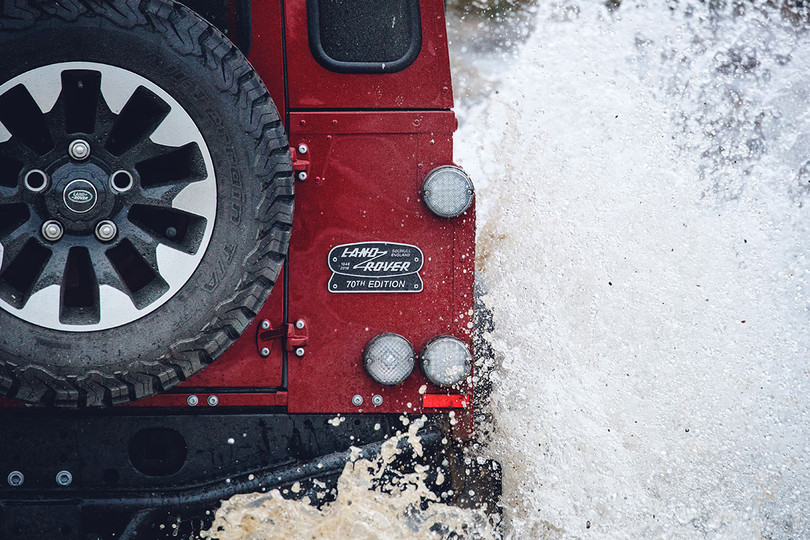 Kỷ niệm 70 năm, Land Rover ra mắt Defender Works V8 bản đặc biệt ảnh 4