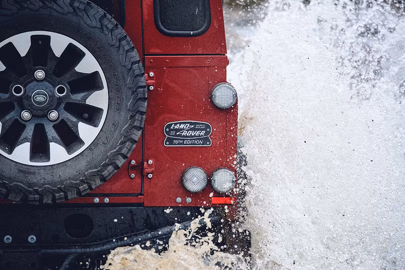 Kỷ niệm 70 năm, Land Rover ra mắt Defender Works V8 bản đặc biệt ảnh 4