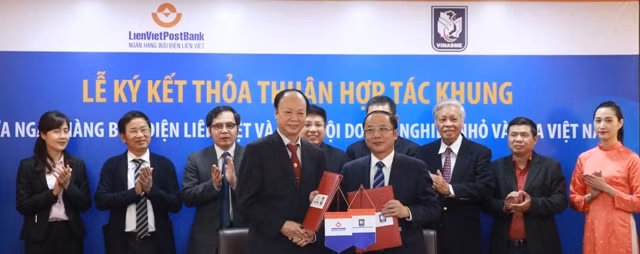 Ông Nguyễn Văn Thân, Chủ tịch VINASME và ông Nguyễn Đình Thắng, Chủ tịch Hội đồng Quản trị LienVietPostBank ký thỏa thuận hợp tác.